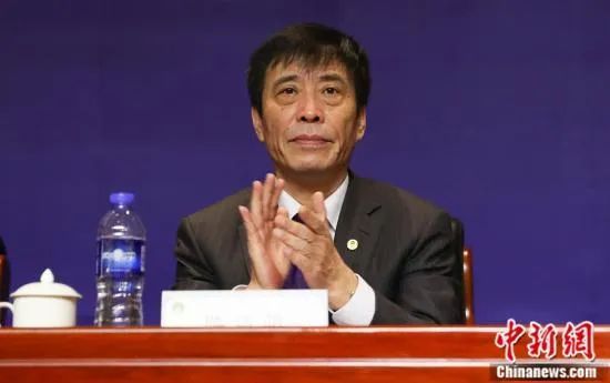 这种特殊的剧情设定，将喜剧效果与情感深度完美结合，创造了超过54亿元的票房奇迹。