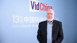 成龙是亚洲超级巨星、杰出的电影人以及深受喜爱的好莱坞常青动作演员，他的影片成功架起了东西方电影的桥梁。